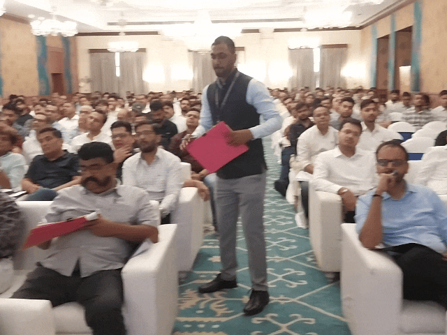 कार्यक्रम में उपस्थित हैंडीक्राफ्ट बिजनेस से जुड़े व्यापारी।