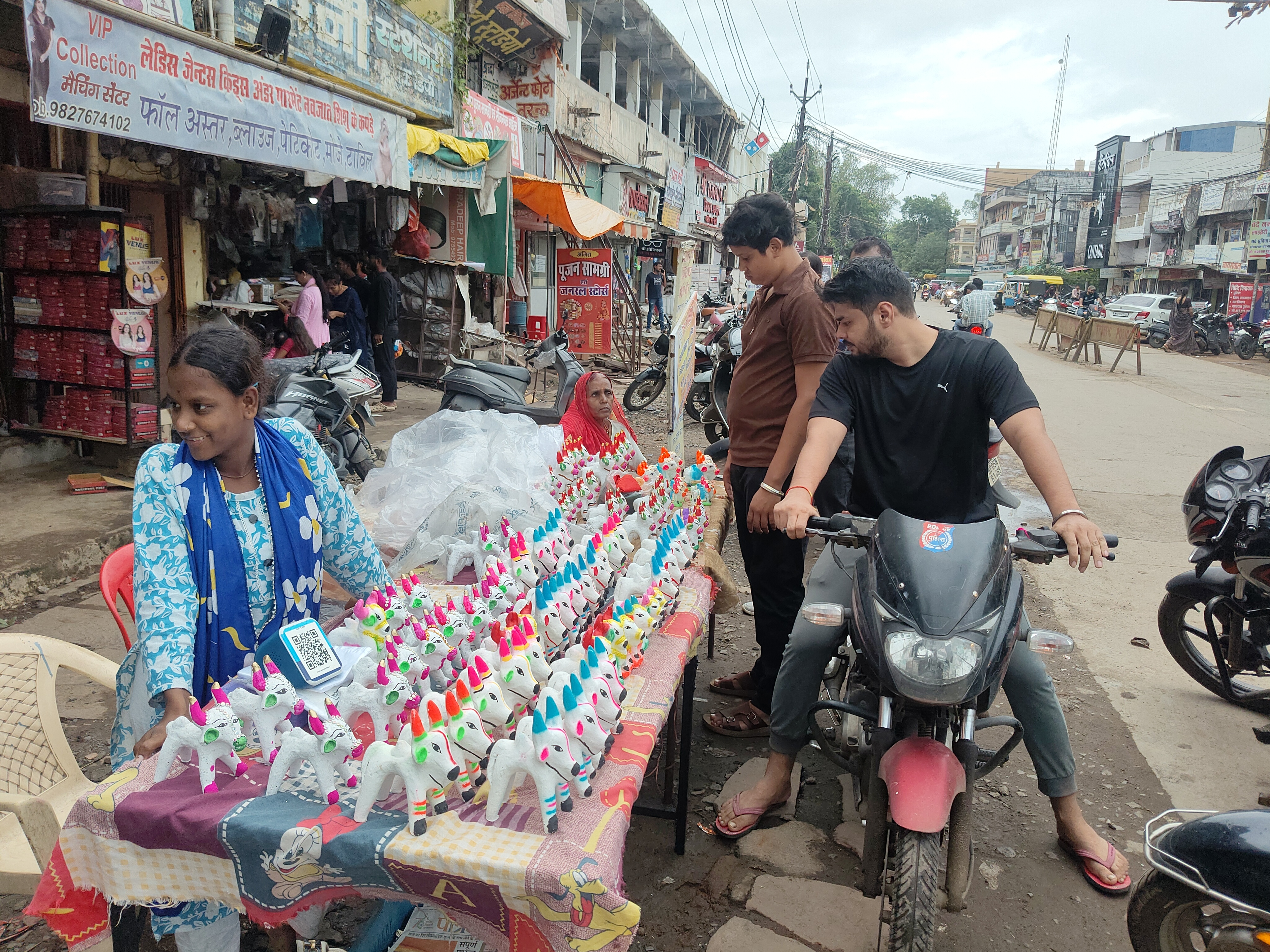 बाजार में मिट्टी के बेलों की दुकानें लगी है।