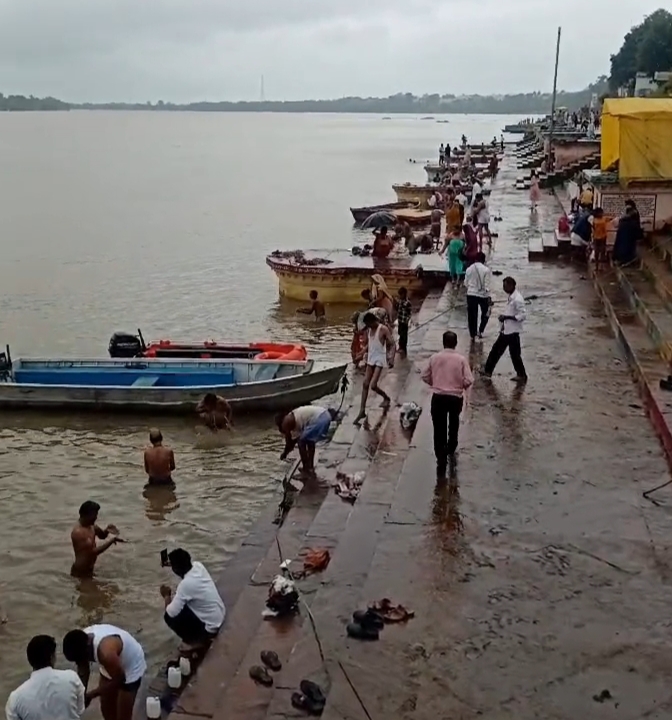 नदी के जलस्तर बढ़ने से सुरक्षा में पुलिस जवानों की ड्यूटी लगाई गई है।