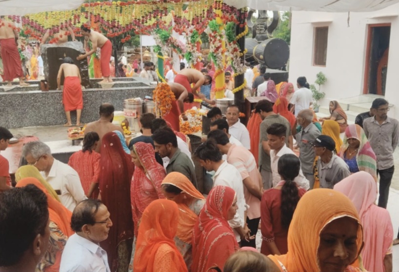 खेतावास के निकट शनिदेव के मंदिर में लगी शनि भक्तों की भीड़।