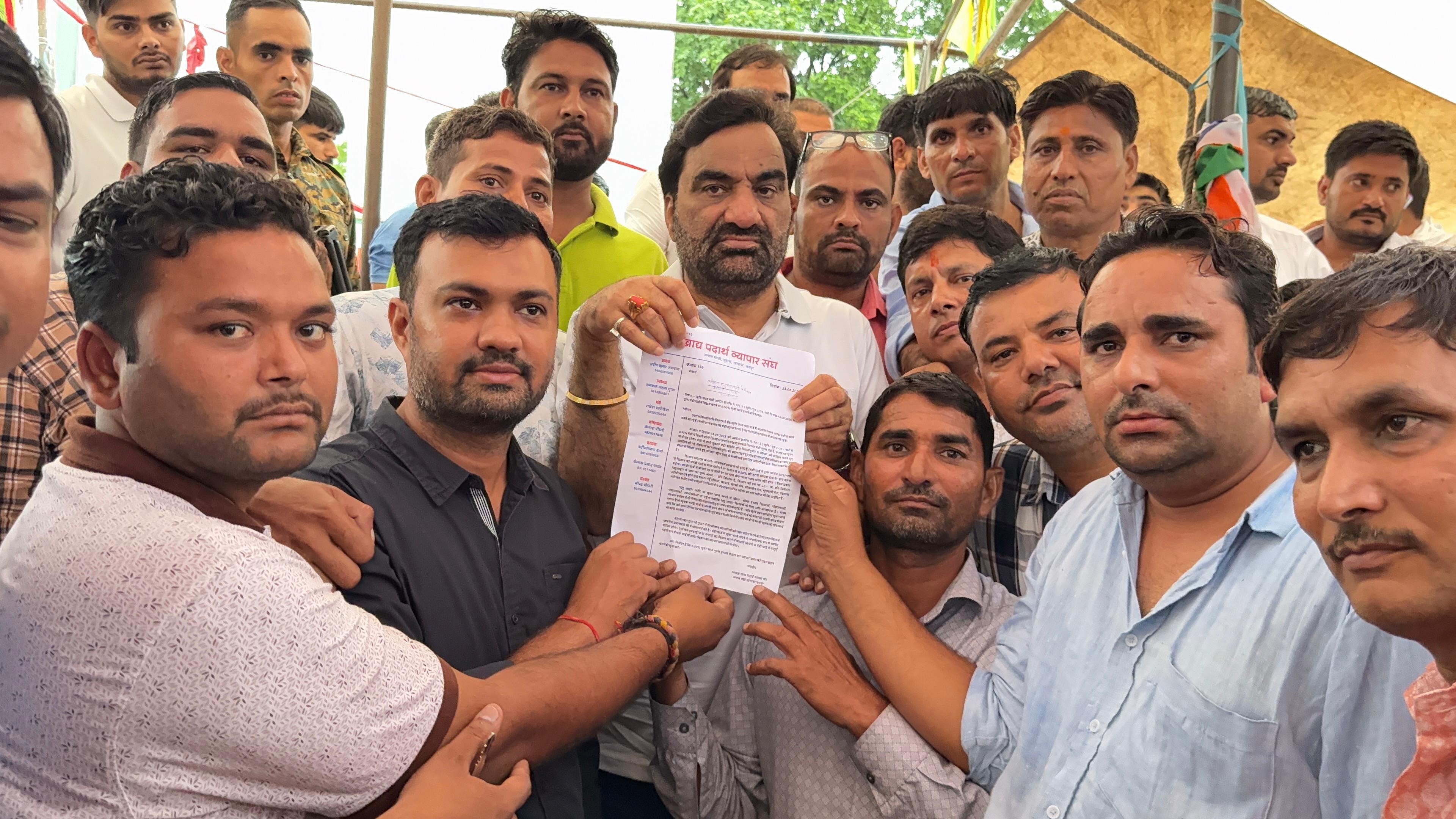 शहीद स्मारक पर बेनीवाल को ज्ञापन देते युवा।