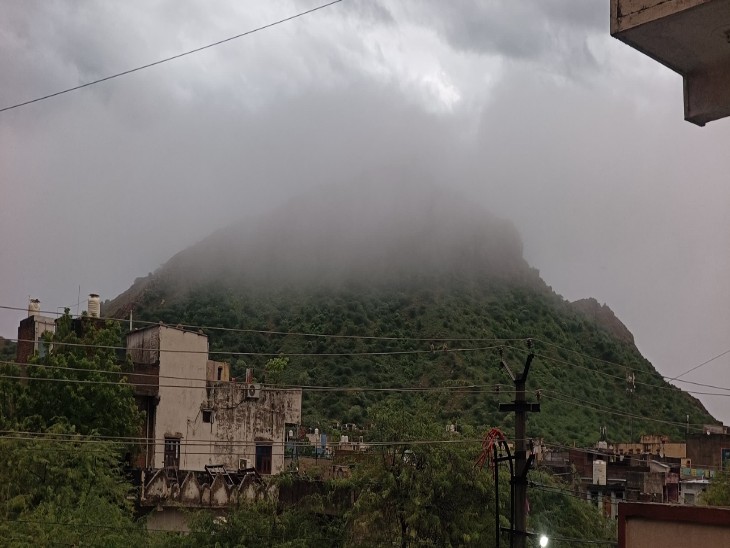 टोंक शहर में आज सुबह रसिया की छतरी पर छाये बादल।