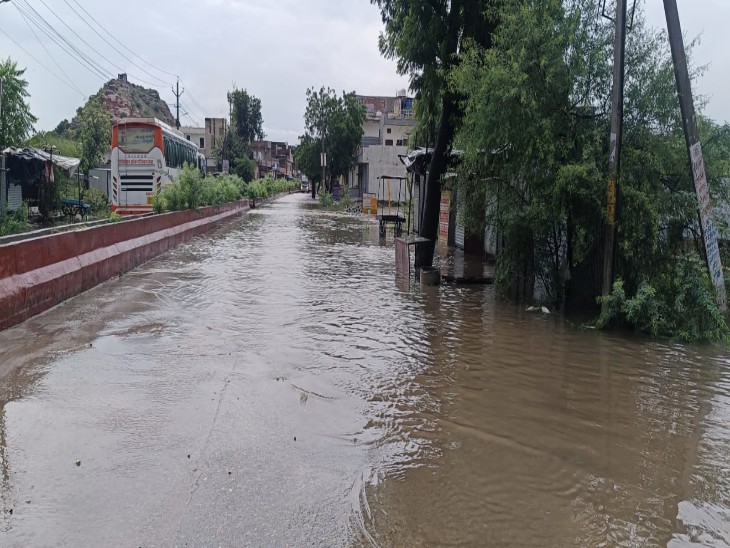 टोंक शहर में बस स्टेंड से बंमोर रोड पर आधा फ़ीट पानी भरा है।