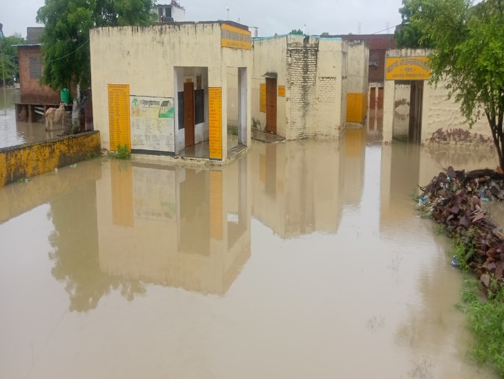सोप कस्बे के राजकीय महात्मा गांधी स्कूल में बीती रात हुई तेज बारिश से पानी भर गया है।