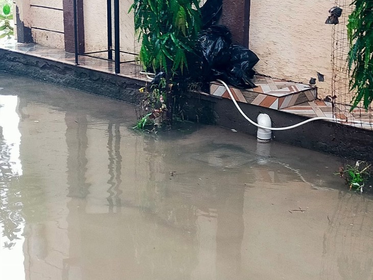 शहर में भी बीती रात हुई तेज बारिश से कई जगह आधा से एक फ़ीट पानी बह निकला। कुछ जगह पानी निकासी की व्यवस्था सुचारु होने से व्यवस्था प्रभावित हो रही है ।