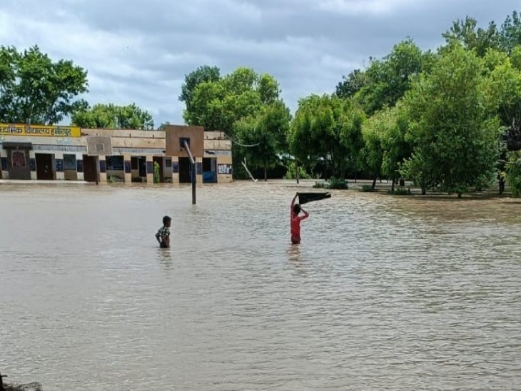 हमीरपुर स्कूल समेत अन्य संस्थानों में पानी भर गया है।