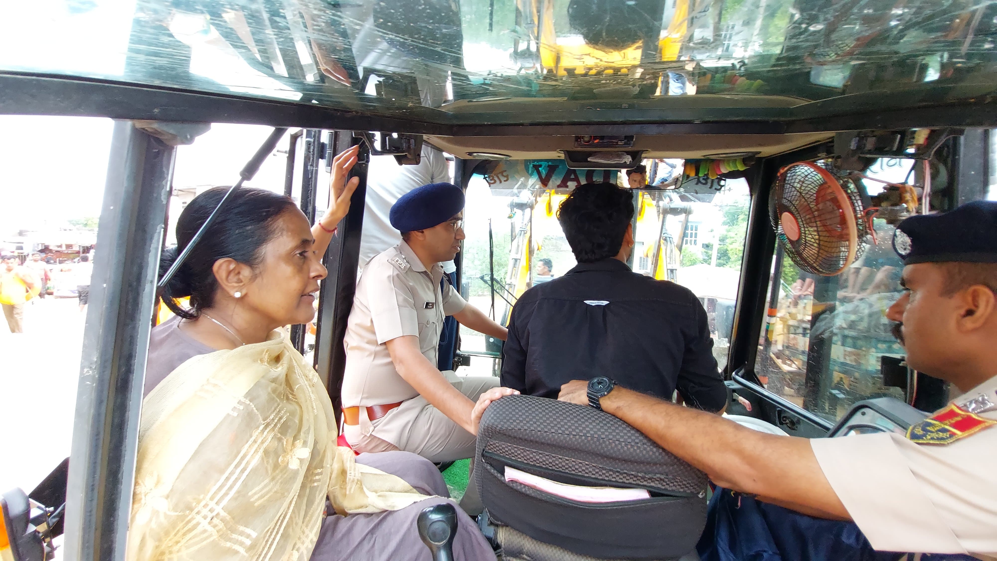 कलेक्टर कल्पना अग्रवाल और SP राजेश कुमार मीना ने जेसीबी पर बैठकर वनस्थली में जल भराव का जायजा लिया। लोगों को सुरक्षित स्थान पर पहुंचाया।