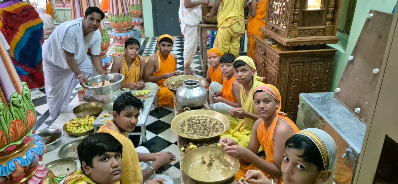 इंद्र ध्वज महामंडल विधान में स्थापित होने वाली 458 प्रतिमाओं की सफाई) करते हुए बच्चे।