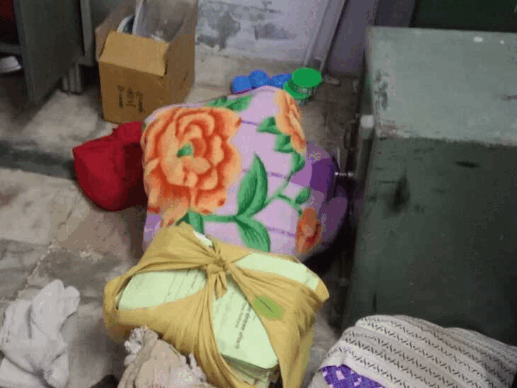सारा सामान बिखेर दिया।
