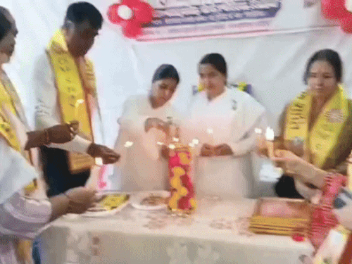 शिविर का शुभारंभ कर 41 यूनिट रक्त एकत्रित किया गया।