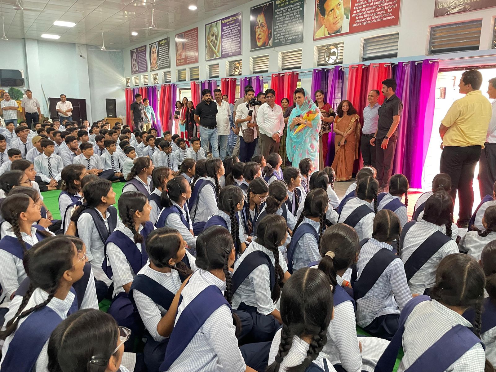 नवोदय स्कूल में सांसद महिमा कुमारी मेवाड़ छात्र- छात्राओं से बातचीत करते हुए।