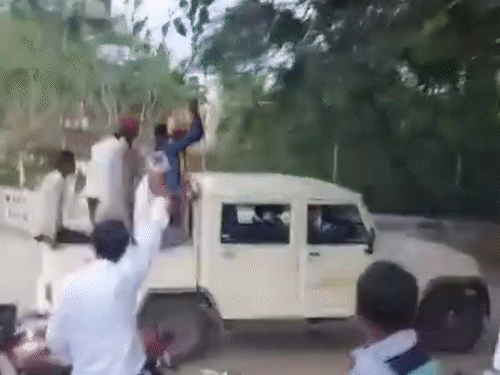 कुत्तों की हत्या करने वाले श्योचंद की रैली में पिकअप के पीछे कई बाइक चलती नजर आई।