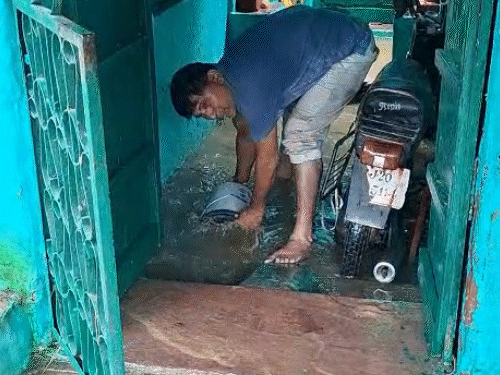 शुक्रवार सुबह लोगों के घरों में घुसा पानी शनिवार तक भी नहीं निकला। जगह-जगह लोग पानी निकालते हुए दिखे।