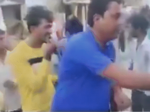 कुमावास बस स्टैंड से निकल रही बस को लोगों ने रुकवाया और यात्रियों को लड्डू बांटे।