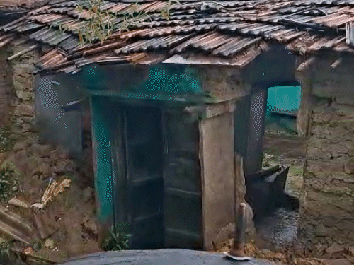 घरों की हालत जर्जर हो गई। इसके कारण लोगों को घर छोड़कर दूसरी जगह जाना पड़ा।