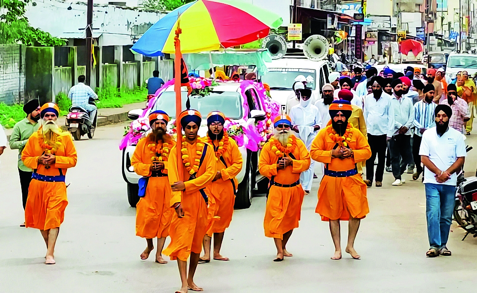 People of the Sikh community took out a grand procession on the occasion of  the Prakash Parv of Guru Granth Sahib | गुरु ग्रंथ साहिब के प्रकाश पर्व पर  सिख समाज के