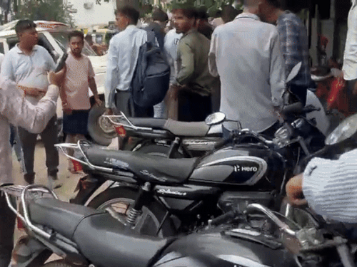 हादसे के बाद मौके पर काफी लोग जमा हो गए थे।