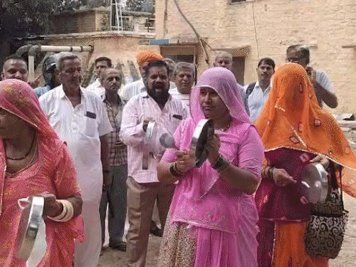 पानी के समस्या को लेकर लोग थालियां बजाते हुए जलदाय विभाग के ऑफिस पहुंचे थे।