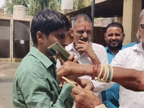 यहां महिलाओं ने JEN के हाथ में चूड़ियां पहना दी। इस पर लोग हंसने लगे।