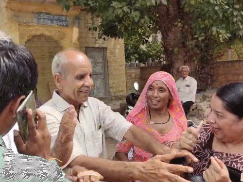 एक महिला जेईएन को लिपस्टिक लगाने के लिए आगे बढ़ी तो साथ आए लोगों ने उसे रोक दिया।