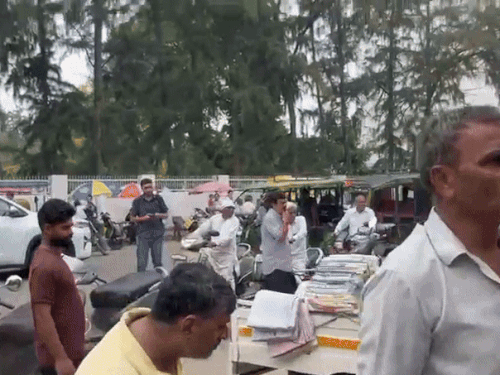 पिकअप गाड़ी में चादरें भरी हुई थीं।