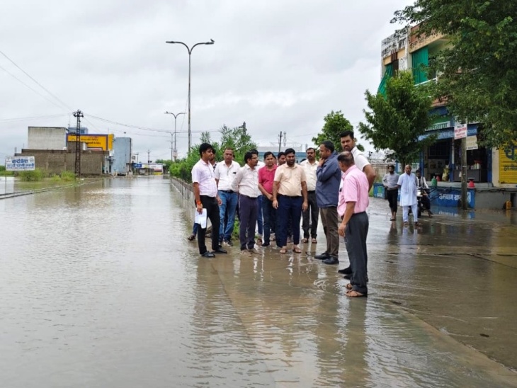 कलेक्टर ने अधिकारियों को जलनिकासी के तुरंत प्रबंध करने के निर्देश दिए।