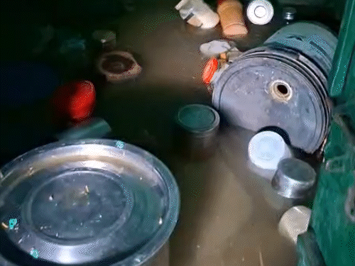 लोगों के घर में रखा सामान पानी में डूबकर खराब हो गया।