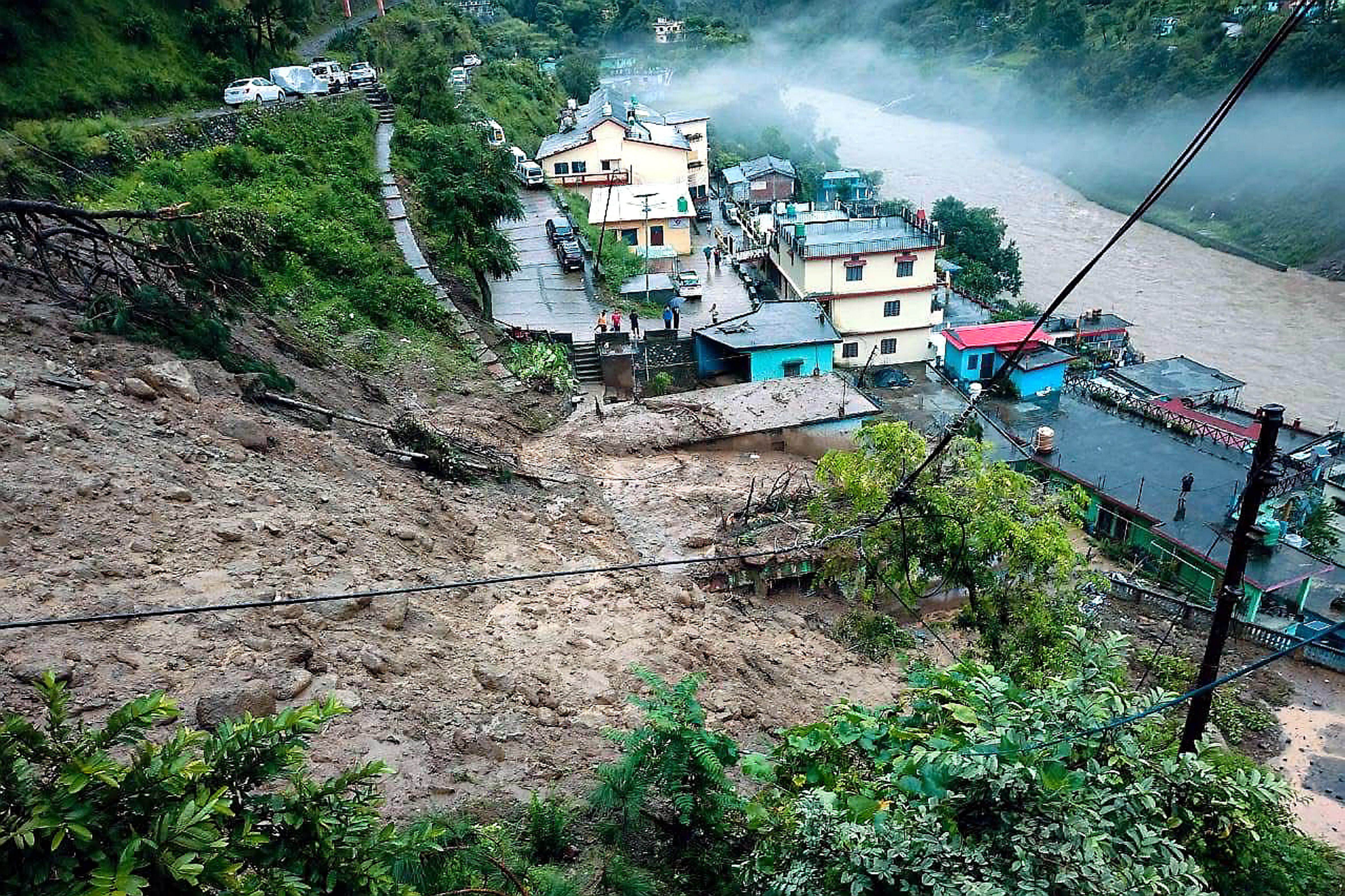 पहाड़ से मलबा नीचे स्थित घरों और दुकानों पर गिर गया।