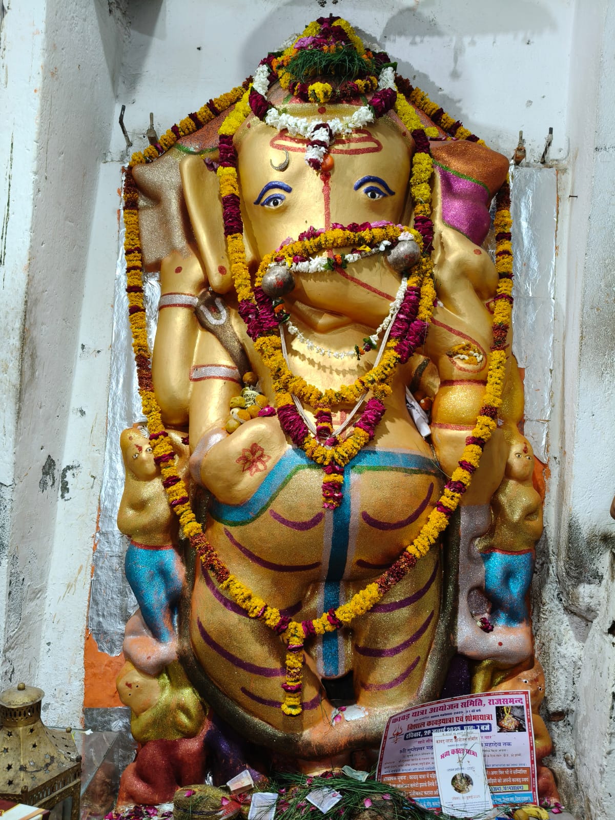 नो चोकी रोड़ स्थित शहर का प्रमुख गणेश मंदिर में मंशापूर्ण महागणपति की श्रृंगारित प्रतिमा।