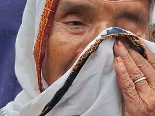 गांव के हालात बताते हुए रोने लगी बुजुर्ग महिला।
