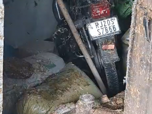 घरों में रखा सामान और वाहन सब पानी के कारण खराब हो गए।