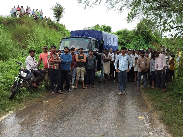 जंगल में सूखे कुएं में शव मिलने की सूचना के बाद मौके पर ग्रामीणों की भीड़ जमा हो गई।