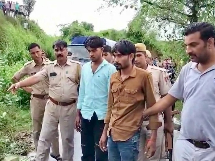 पुलिस ने हत्या के मुख्य आरोपी प्रेमी पिंटू गुर्जर के भांजे अनिल (खाकी शर्ट में) के साथ एक अन्य आरोपी को पकड़ा है।