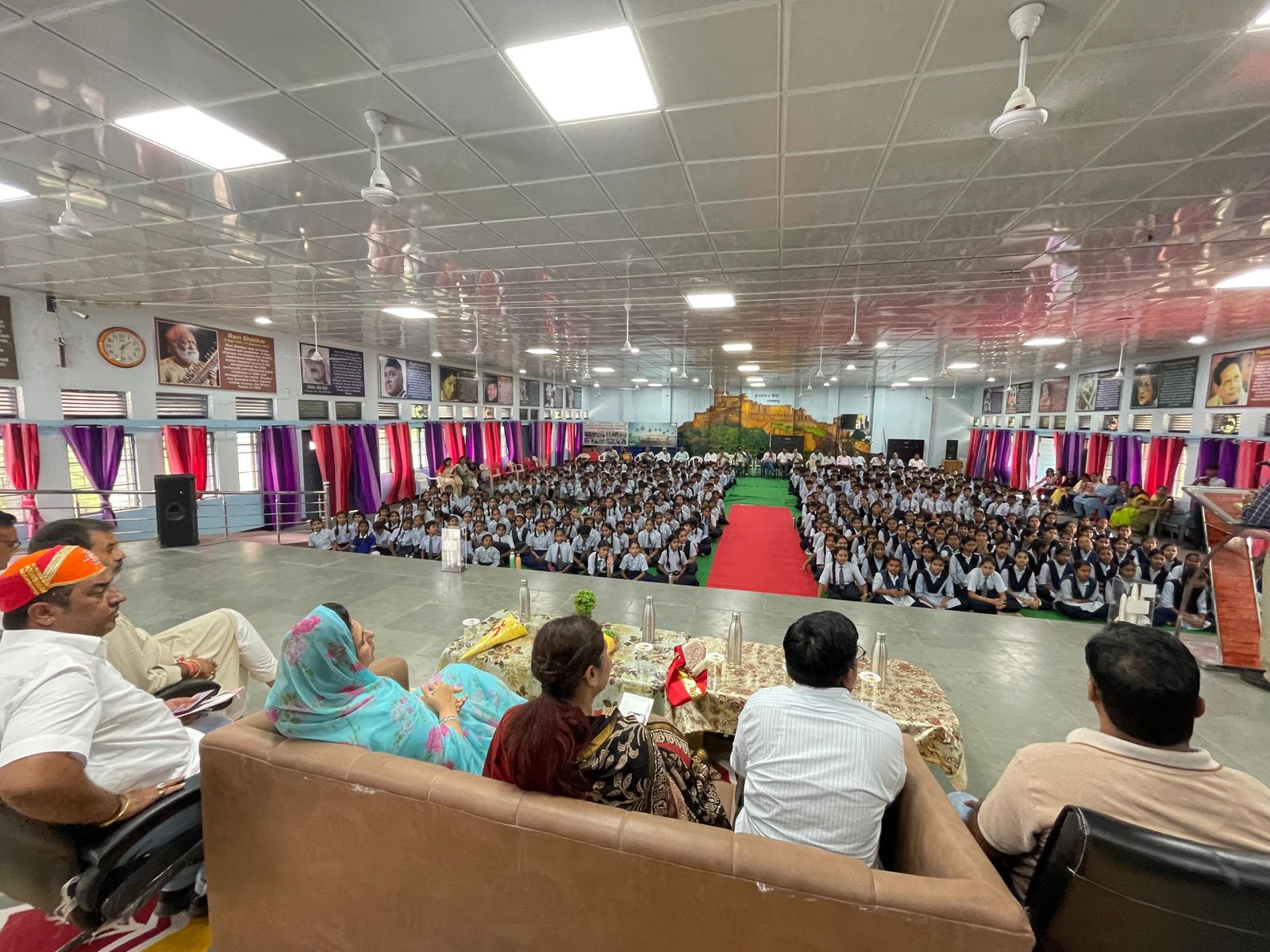 नवोदय स्कूल में मौजूद छात्र ।