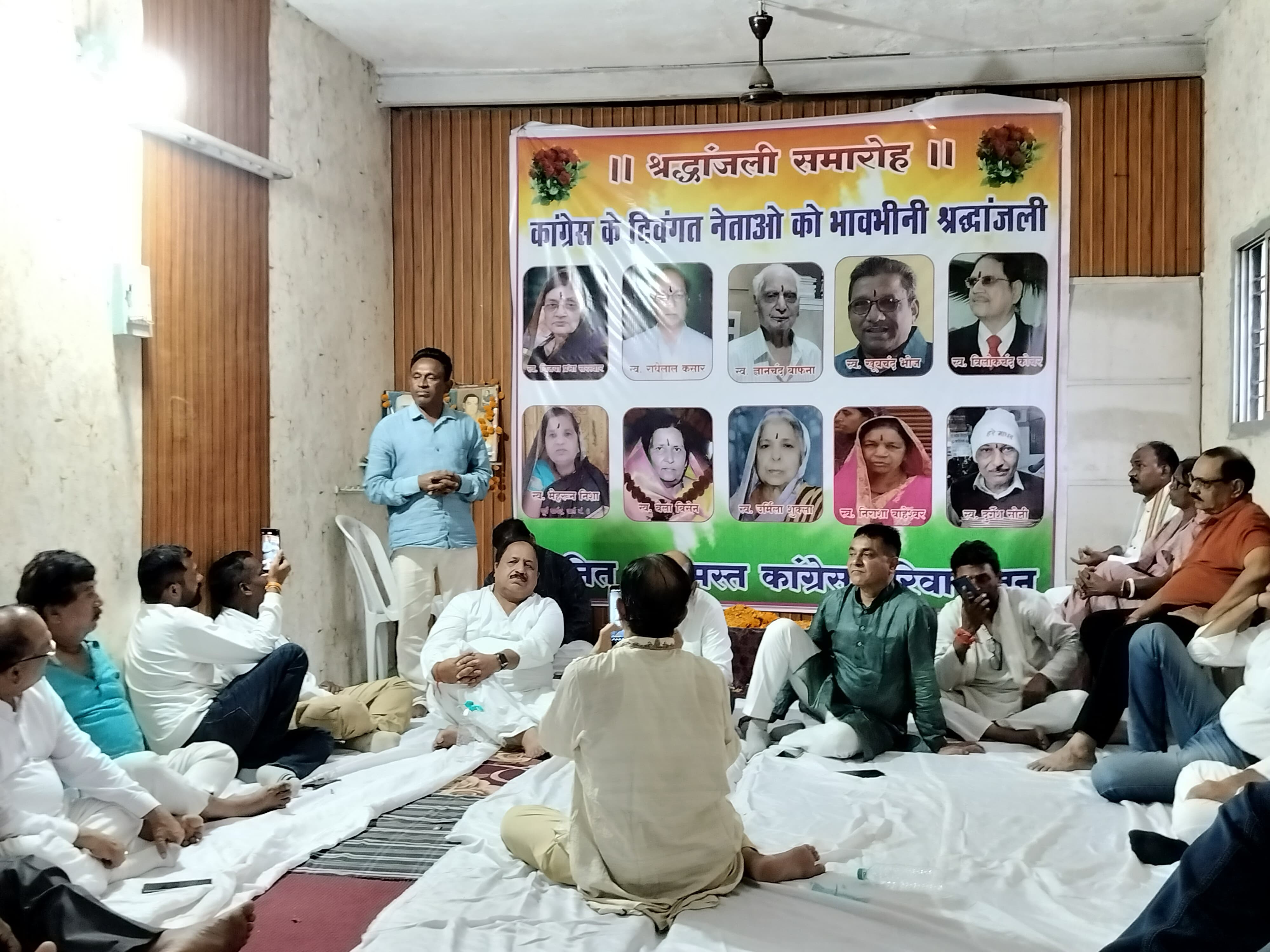 बालाघाट में शुक्रवार को हुई बैठक में अपना पक्ष रखते कांग्रेस नेता।