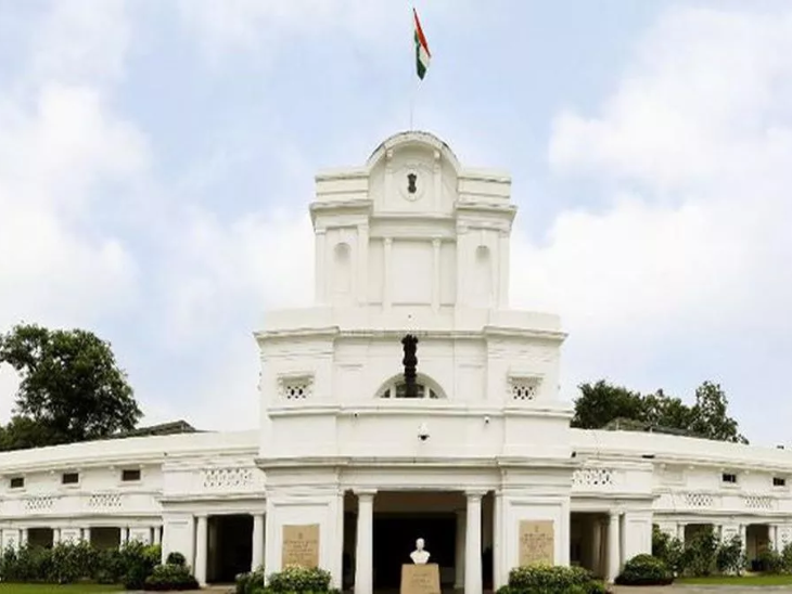 दिल्ली विधानसभा की मौजूदा इमारत 1912 में बनी थी। इसे ई मोंटेग थॉमस ने डिजाइन किया था।
