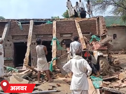 राजस्थान के अलवर के रामगढ़ में शनिवार सुबह तेज बारिश के कारण मकान ढह गया। हादसे में परिवार के 7 लोग दब गए।