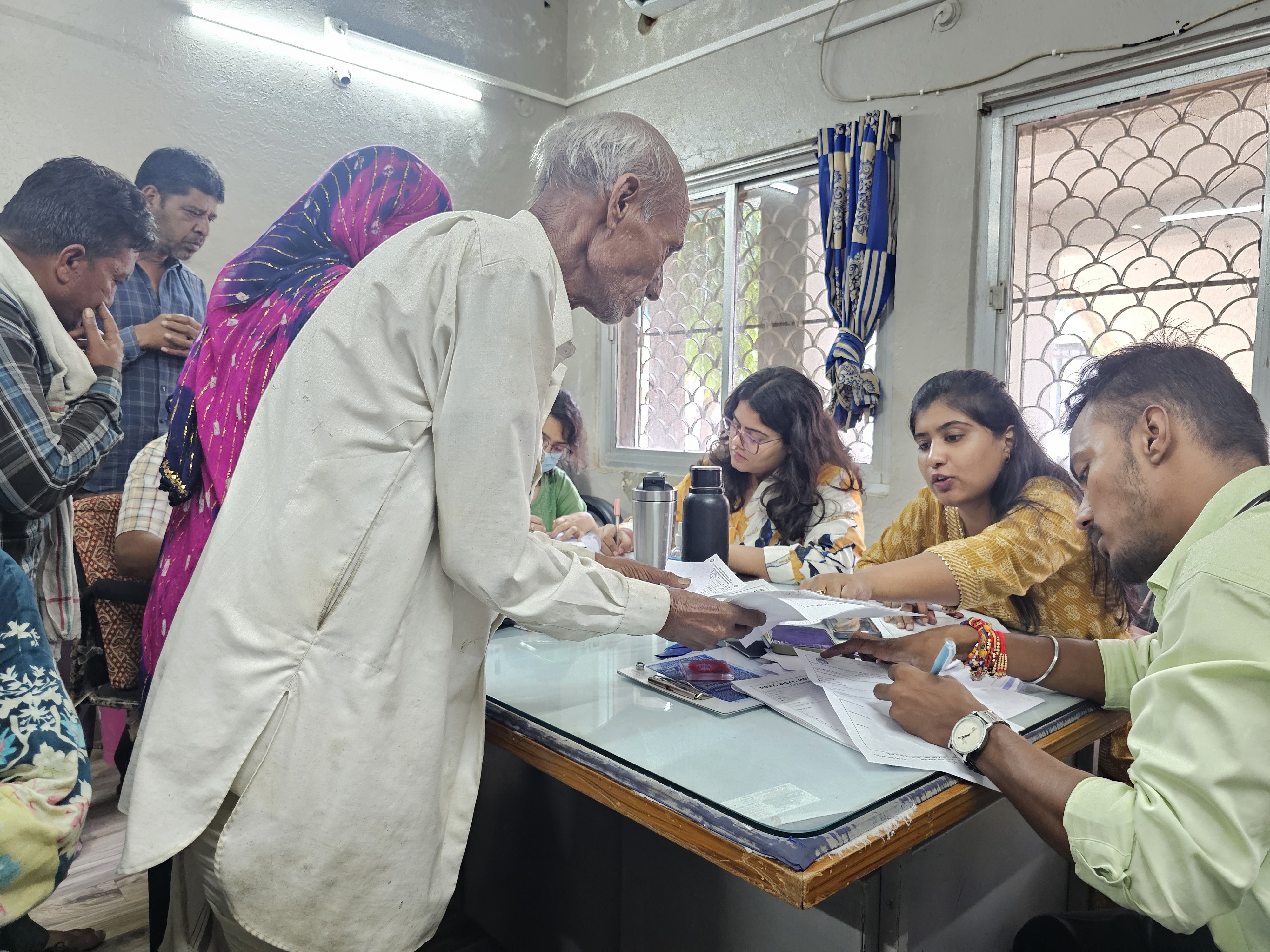 अस्पताल में रोज सैकड़ों मरीज आ रहे हैं।