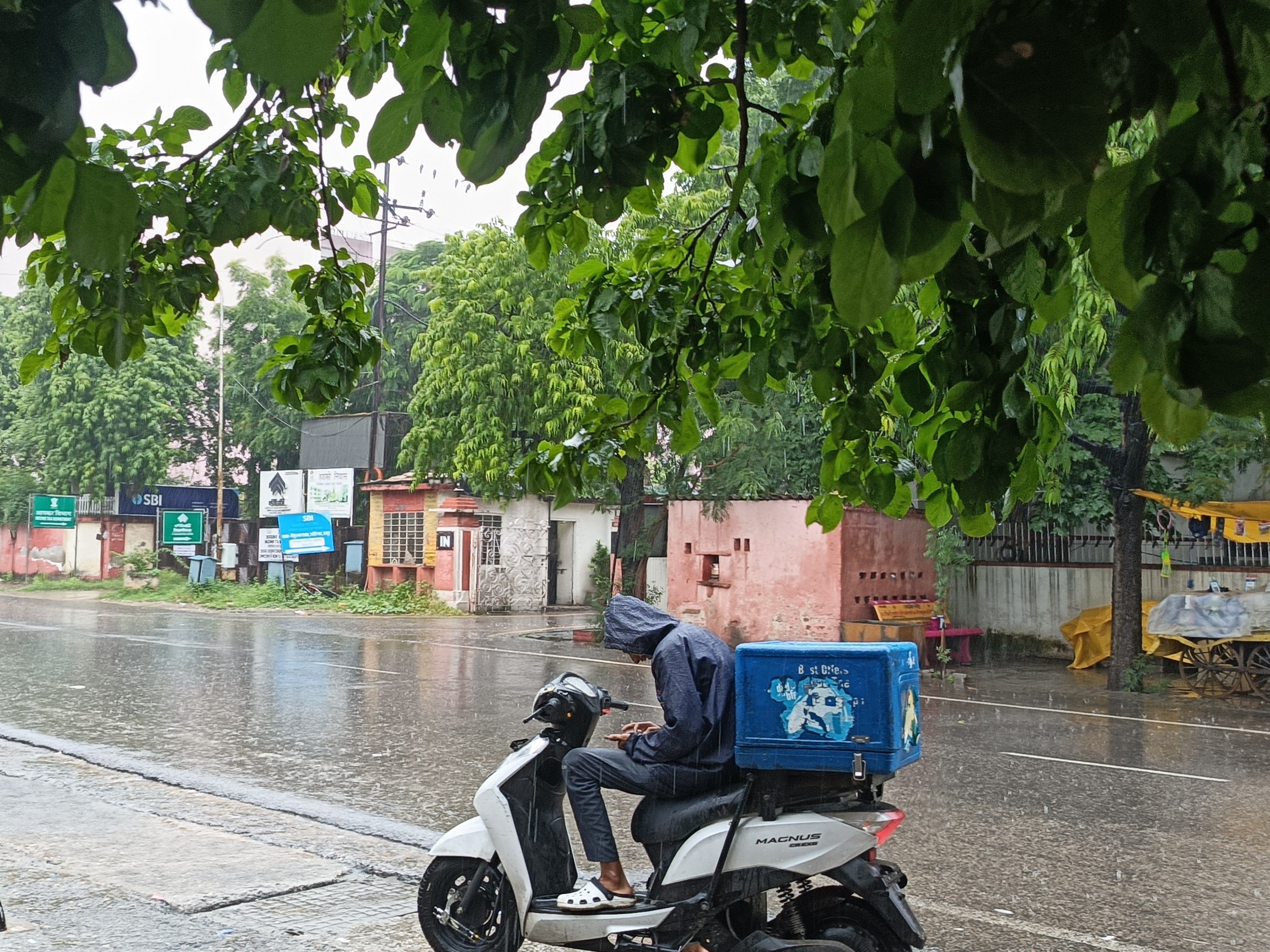 जयपुर में तेज बारिश के कारण वाहन चालकों को हुई परेशानी।
