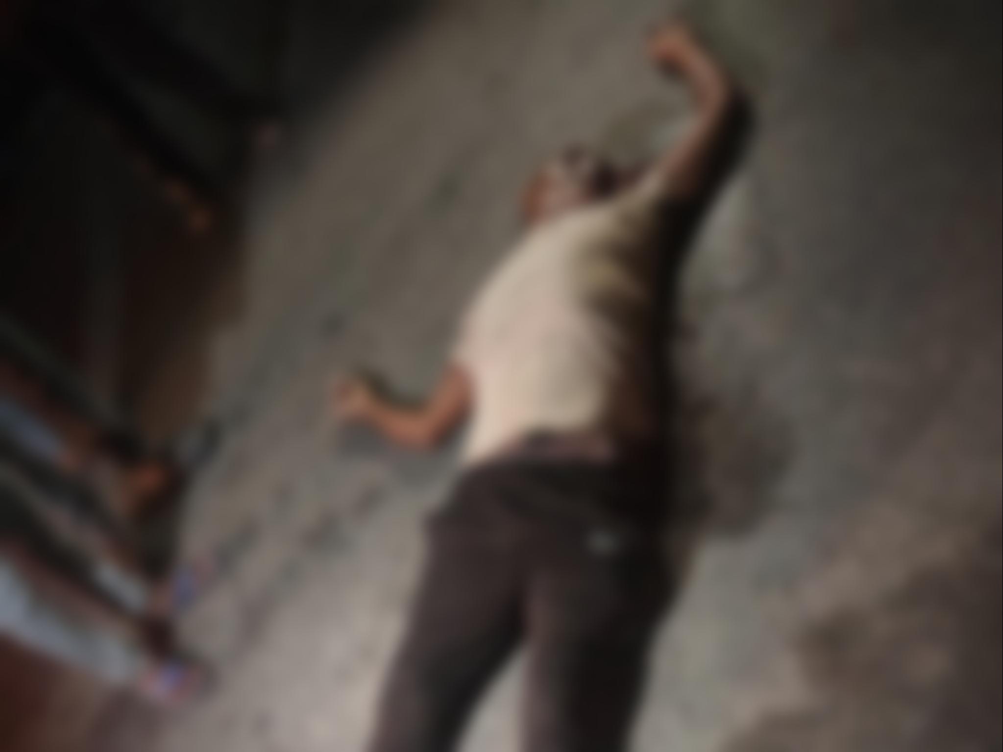 सड़क पर पड़ा शव। - Dainik Bhaskar