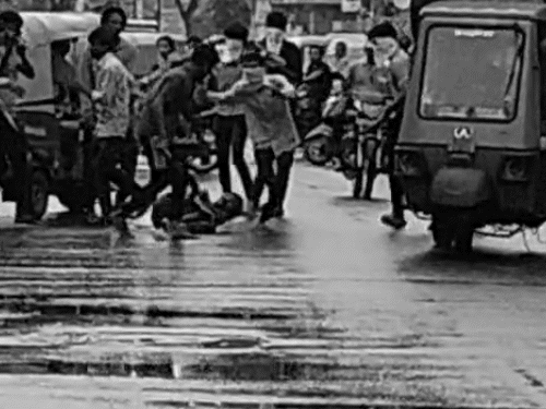 बदमाश युवक पर हमला कर वहां से फरार हो गए।