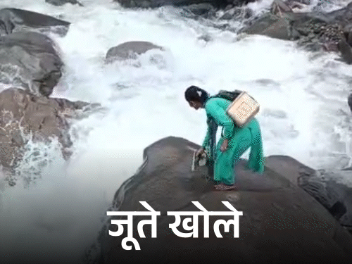 मंडी की चौहारघाटी में उफनते नाले को को पार करते हुए फीमेल हेल्थ वर्कर कमला - Dainik Bhaskar