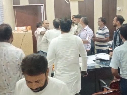 कार्यालय में मौजूद लोगों ने भाजपा कार्यकर्ता मुन्ना बहादुर सिंह को रोका।