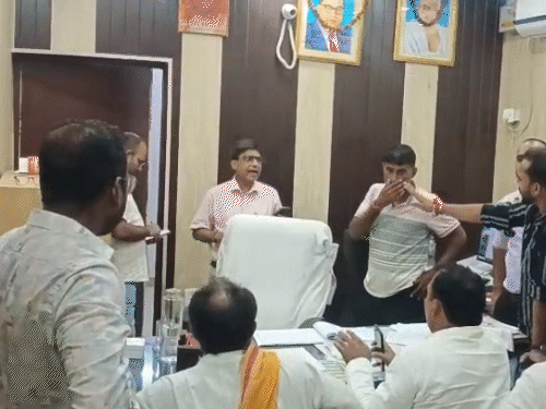 भाजपा कार्यकर्ता मुन्ना बहादुर सिंह कुर्सी से उठा और जूता लेकर अधीक्षण अभियंता की तरफ दौड़ पड़ा।