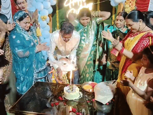 छत्तीसगढ़ के धमतरी में बड़े धूमधाम से बछिया जन्मोत्सव मनाया गया था।