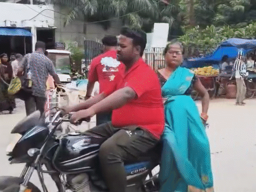 महिला मरीज को जिस सड़क को पार कराया गया, वो नेशनल हाईवे-130 की सड़क है।