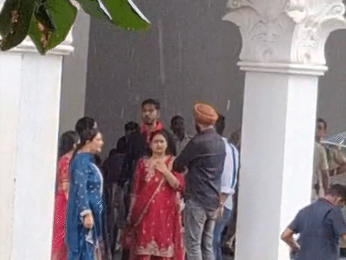 चैतन्य की पत्नी ख्याति वर्मा और उनकी बहन ईडी कार्यालय में चैतन्य से मुलाकात की।