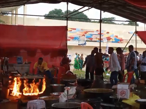 रायपुर में तीजा पोरा त्योहार पर सुभाष स्टेडियम में कार्यक्रम का आयोजन किया गया, जहां अचानक गैस-सिलेंडर में आग लग गई।