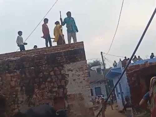 आपसी विवाद में दोनों पक्षों ने एक दूसरे पर पत्थर बरसाए।