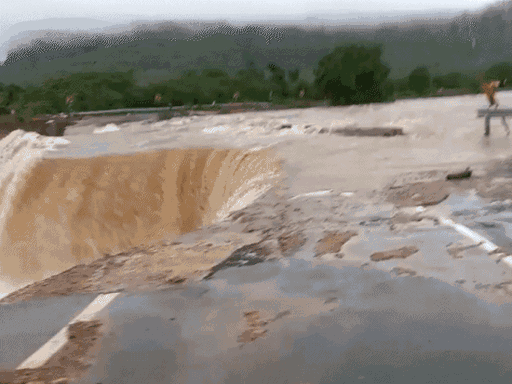 सवाई माधोपुर में नेशनल हाईवे-552 पर तेज बारिश के कारण पुलिया टूट गई। इससे ट्रैफिक पूरी तरह से बाधित हो गया है।